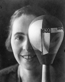 Sophie mit Dada-Kopf 1920 klein